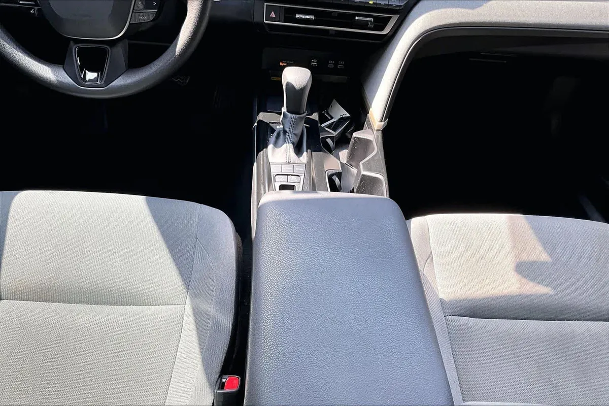 2025 Toyota Camry LE thumbnail 17