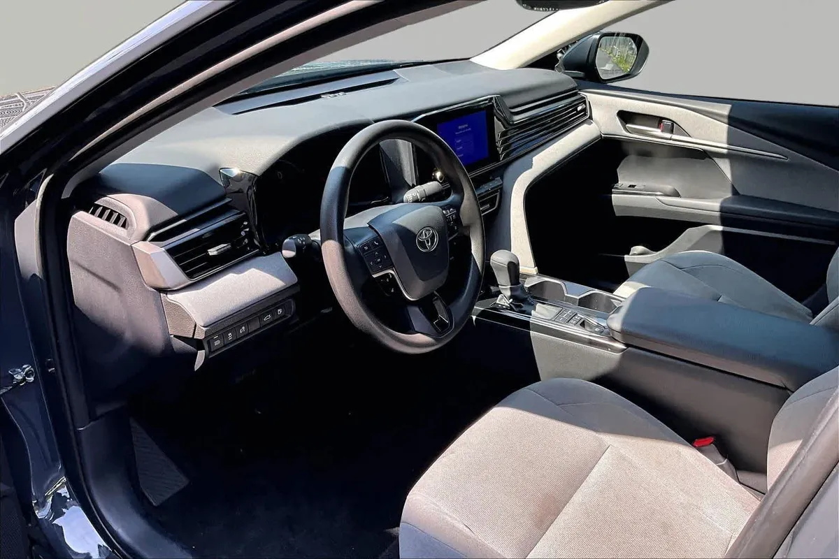 2025 Toyota Camry LE thumbnail 18