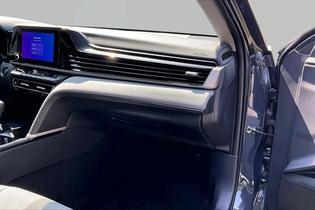 2025 Toyota Camry LE thumbnail 19