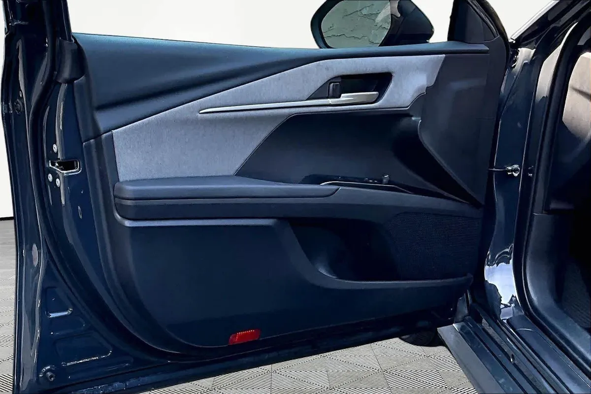 2025 Toyota Camry LE thumbnail 22