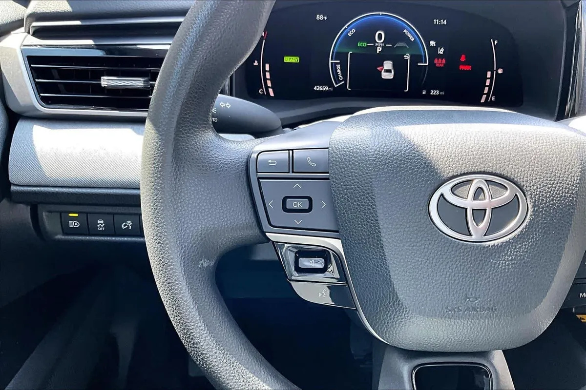 2025 Toyota Camry LE thumbnail 24