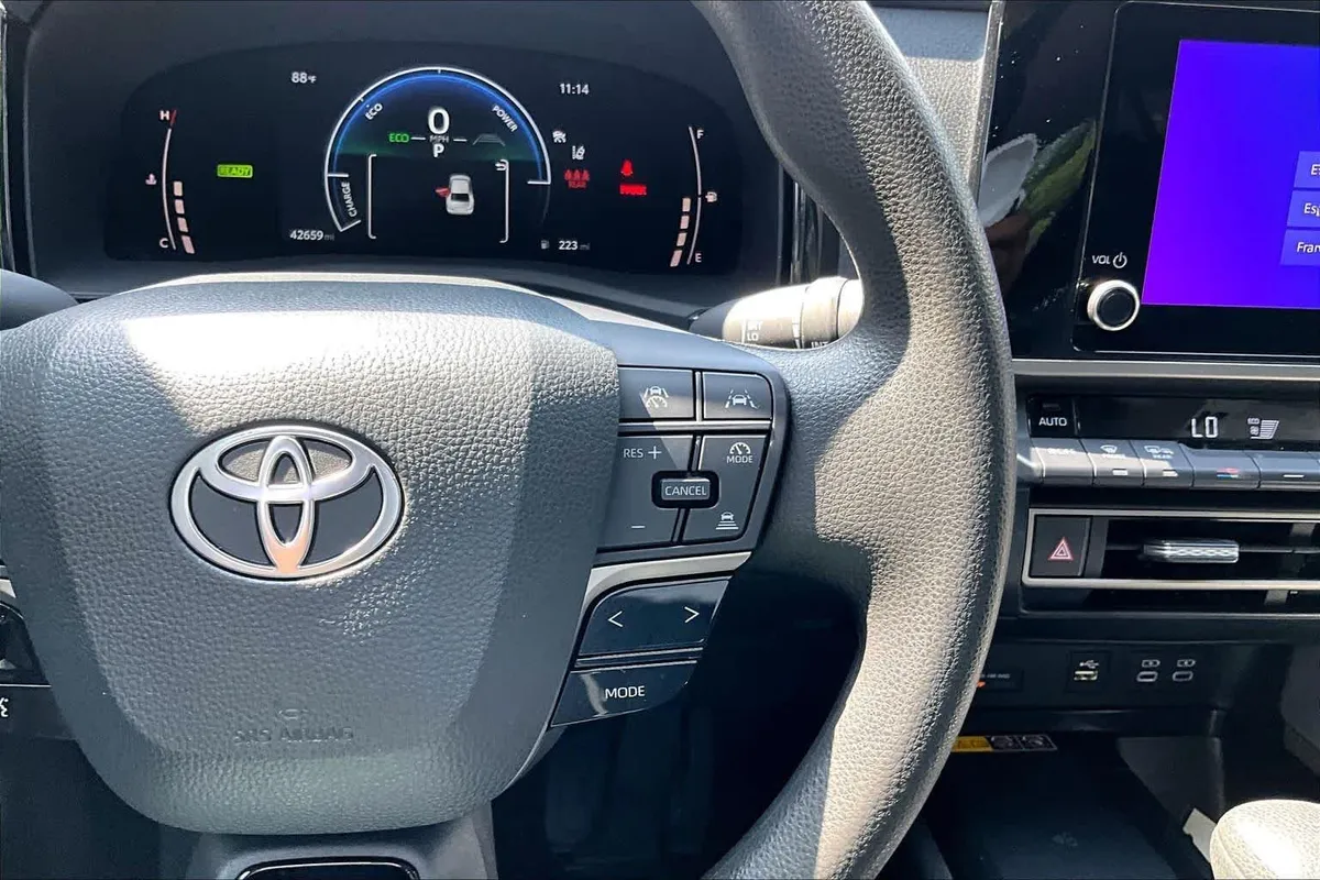 2025 Toyota Camry LE thumbnail 25