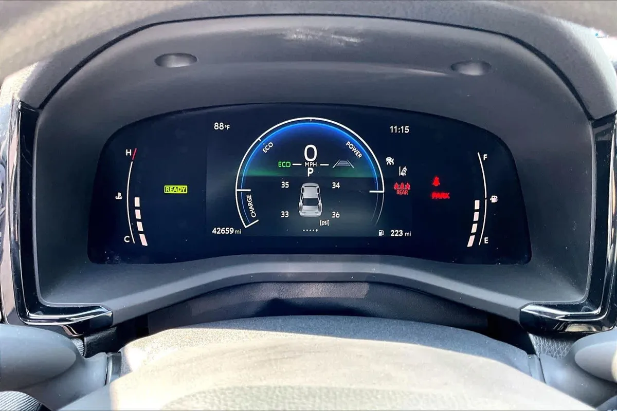 2025 Toyota Camry LE thumbnail 26