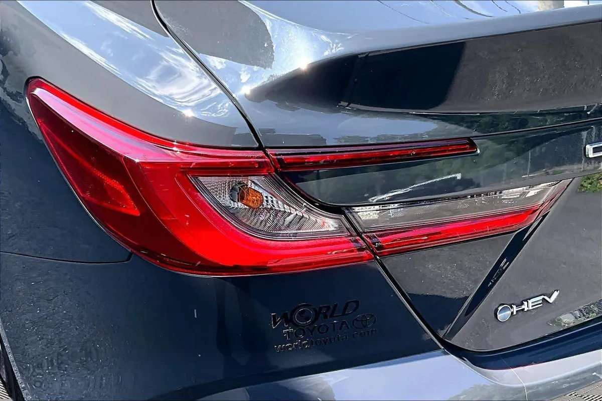 2025 Toyota Camry LE thumbnail 28