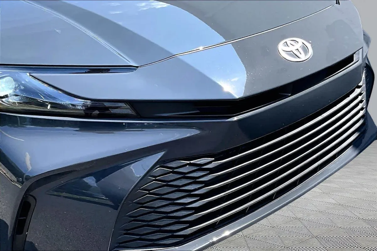 2025 Toyota Camry LE thumbnail 29