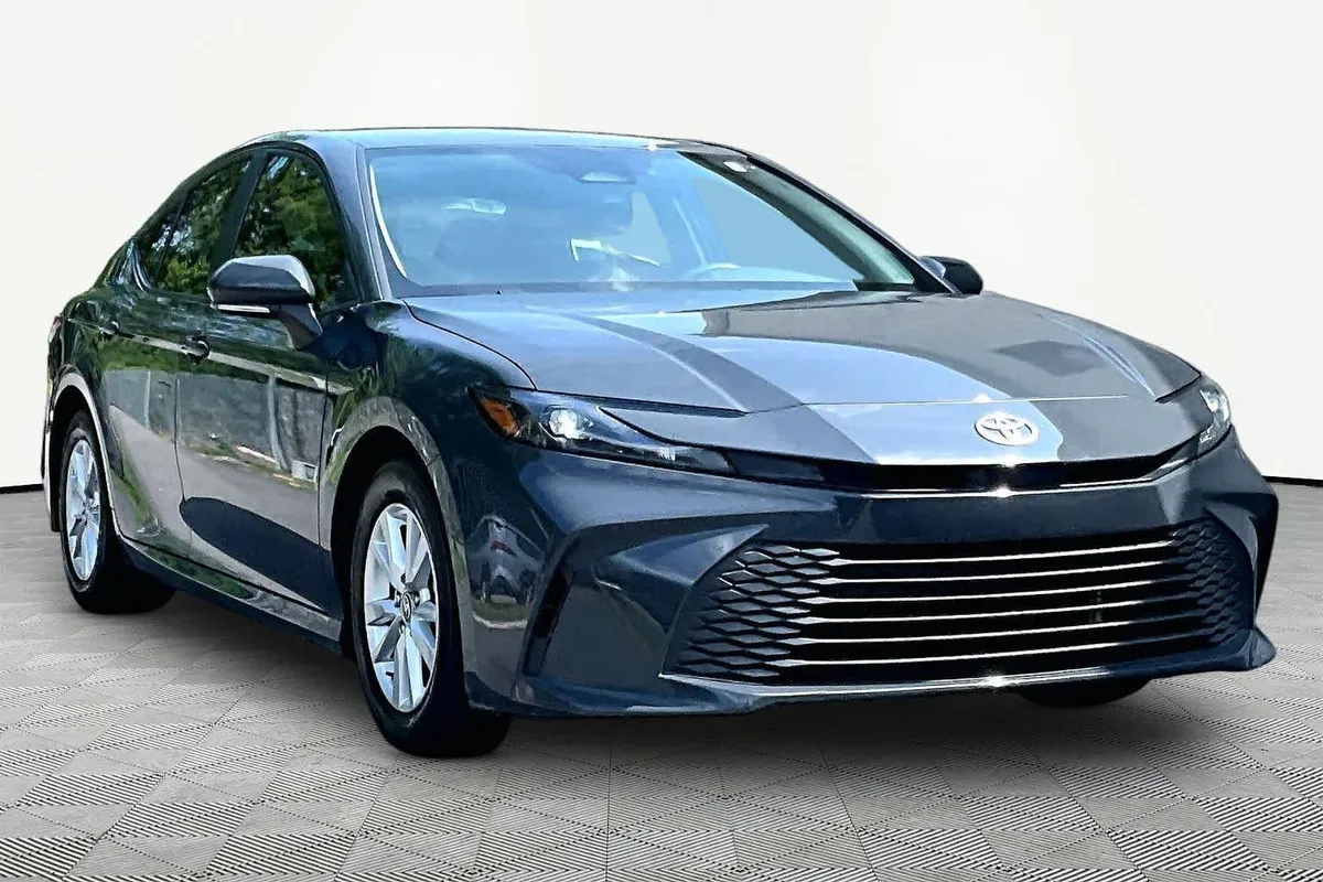 2025 Toyota Camry LE thumbnail 3