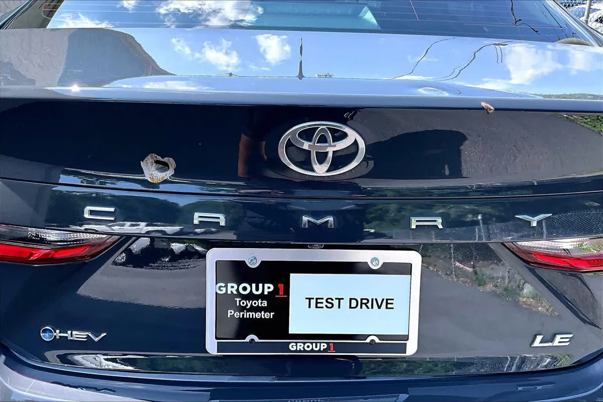 2025 Toyota Camry LE thumbnail 30