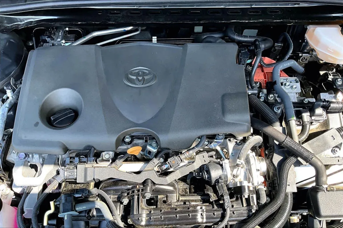 2025 Toyota Camry LE thumbnail 32