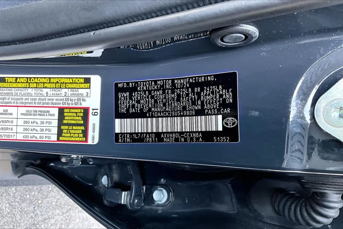 2025 Toyota Camry LE thumbnail 33