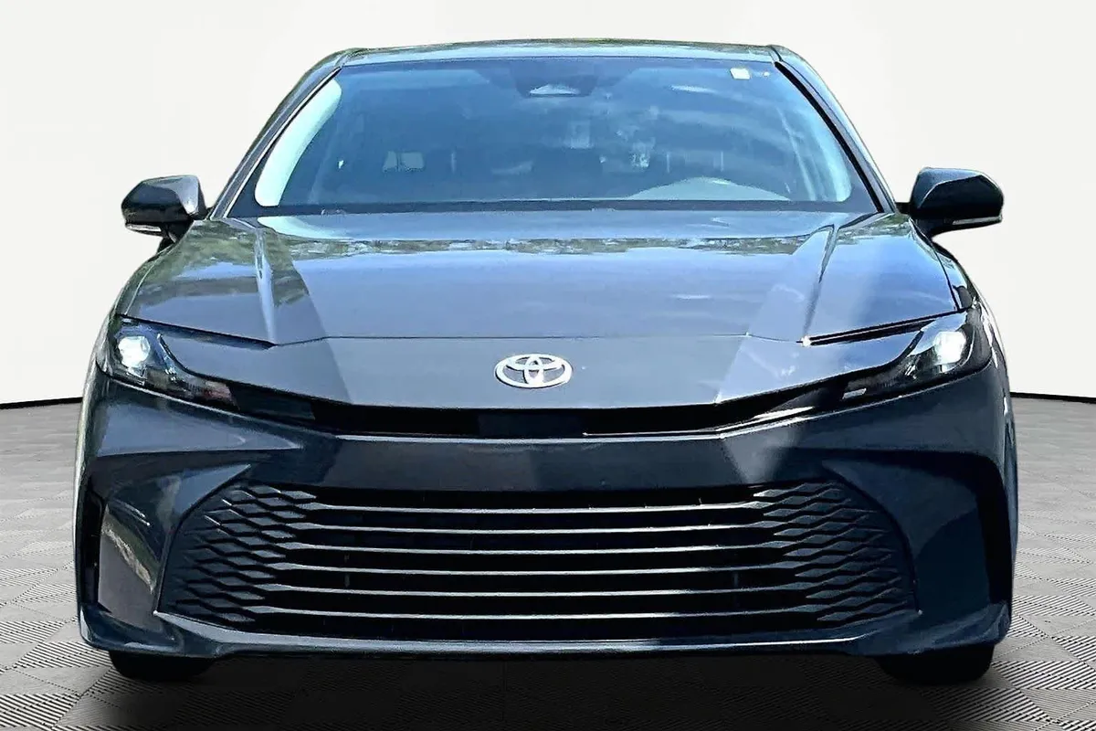 2025 Toyota Camry LE thumbnail 4