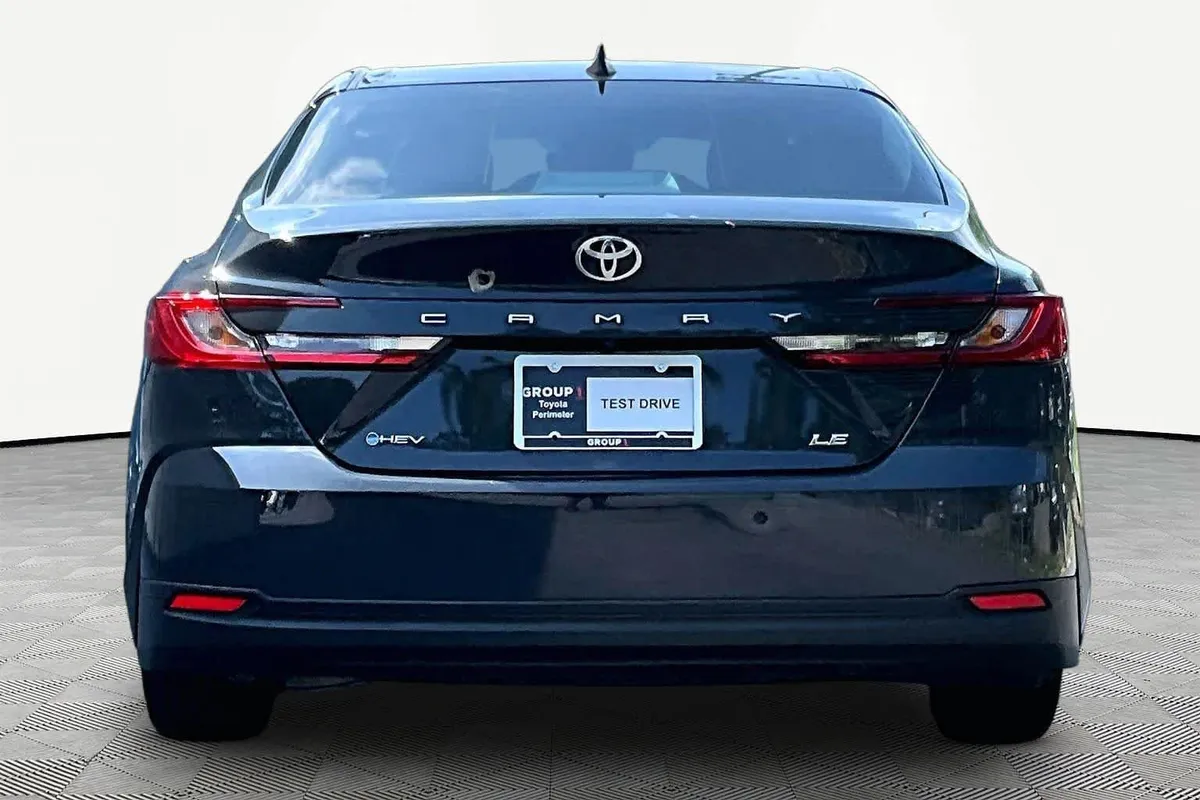 2025 Toyota Camry LE thumbnail 5