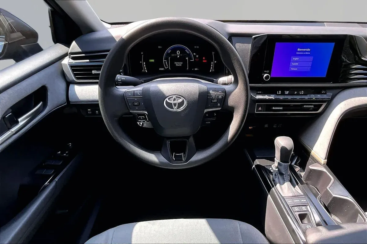 2025 Toyota Camry LE thumbnail 6