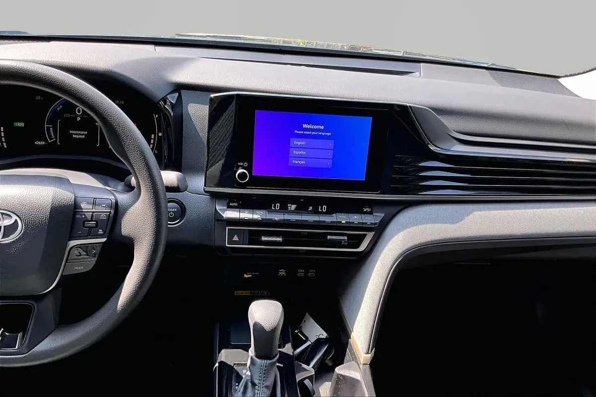 2025 Toyota Camry LE thumbnail 7