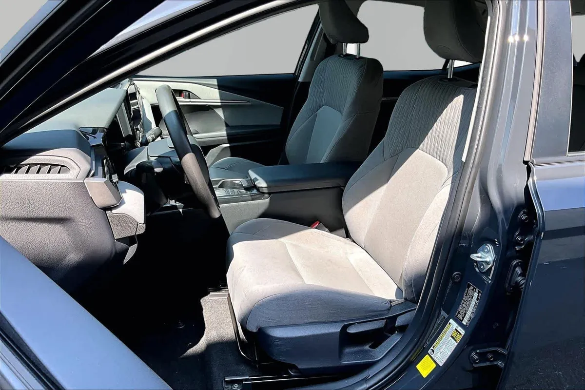 2025 Toyota Camry LE thumbnail 8