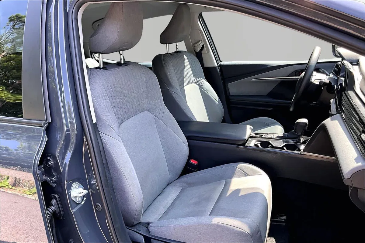 2025 Toyota Camry LE thumbnail 9
