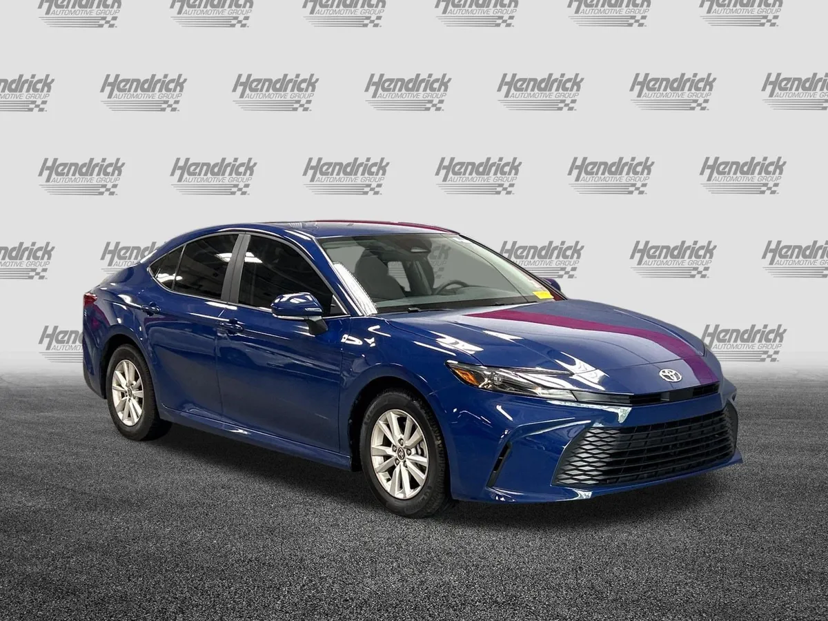 2025 Toyota Camry LE thumbnail 2