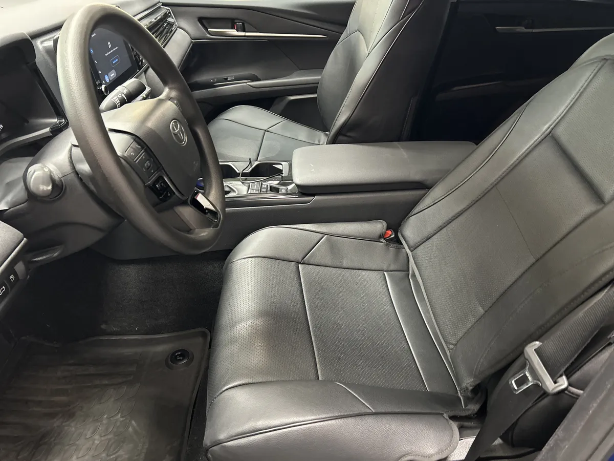2025 Toyota Camry LE thumbnail 6