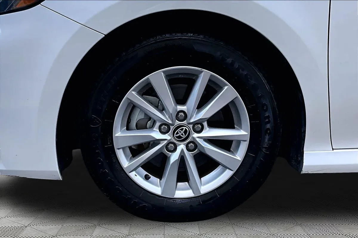 2025 Toyota Camry LE thumbnail 11