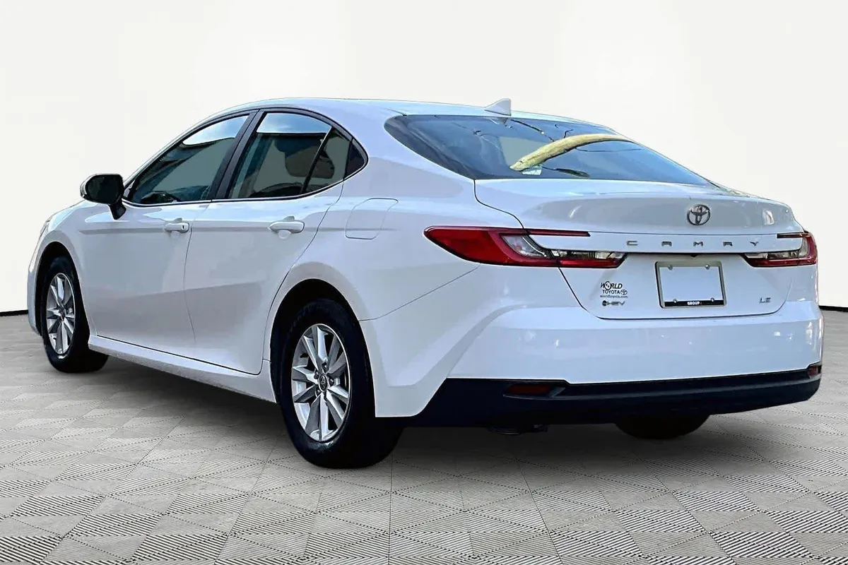 2025 Toyota Camry LE thumbnail 12