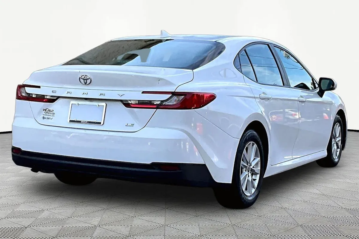 2025 Toyota Camry LE thumbnail 13