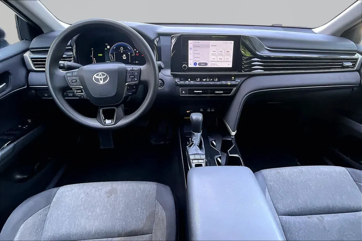 2025 Toyota Camry LE thumbnail 16