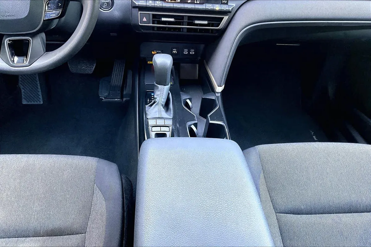 2025 Toyota Camry LE thumbnail 17