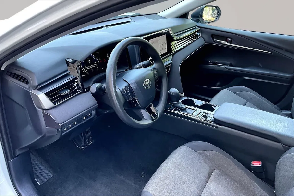 2025 Toyota Camry LE thumbnail 18