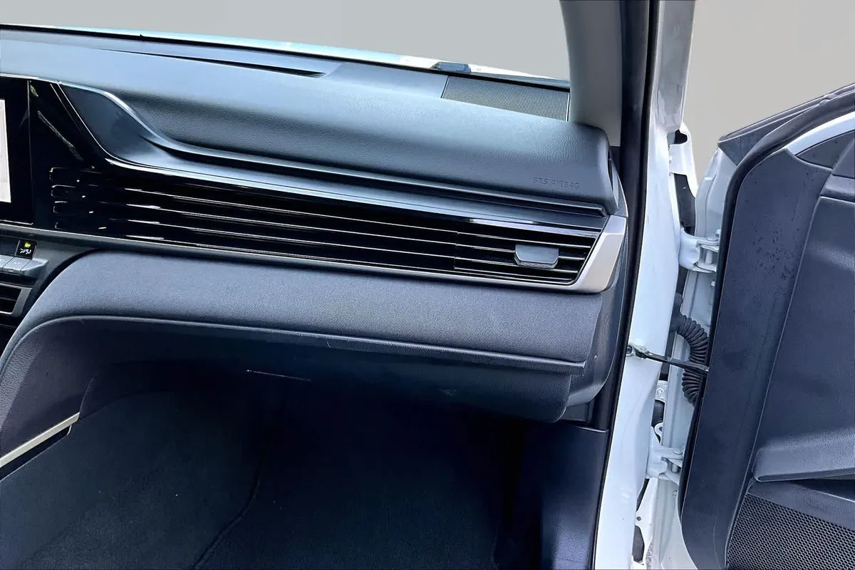 2025 Toyota Camry LE thumbnail 19