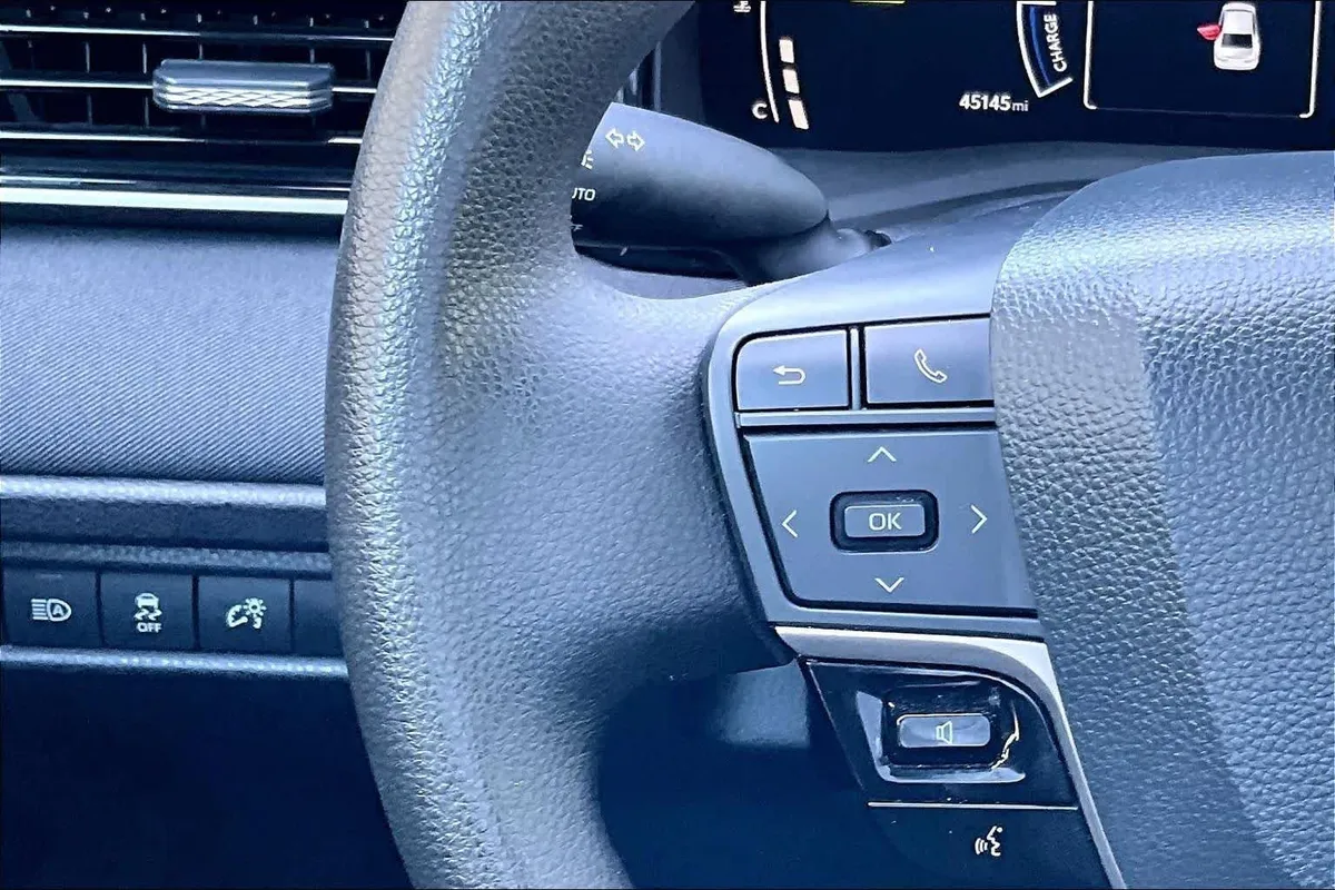 2025 Toyota Camry LE thumbnail 24