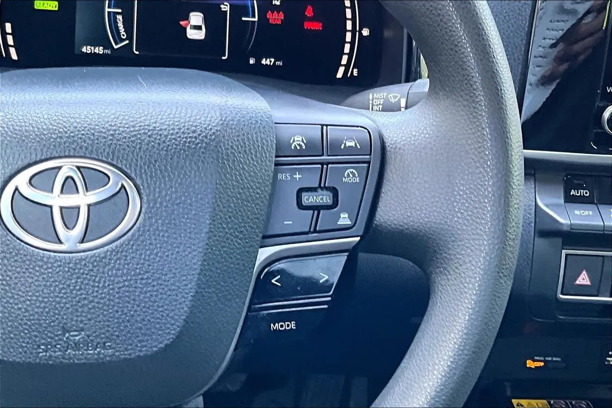 2025 Toyota Camry LE thumbnail 25