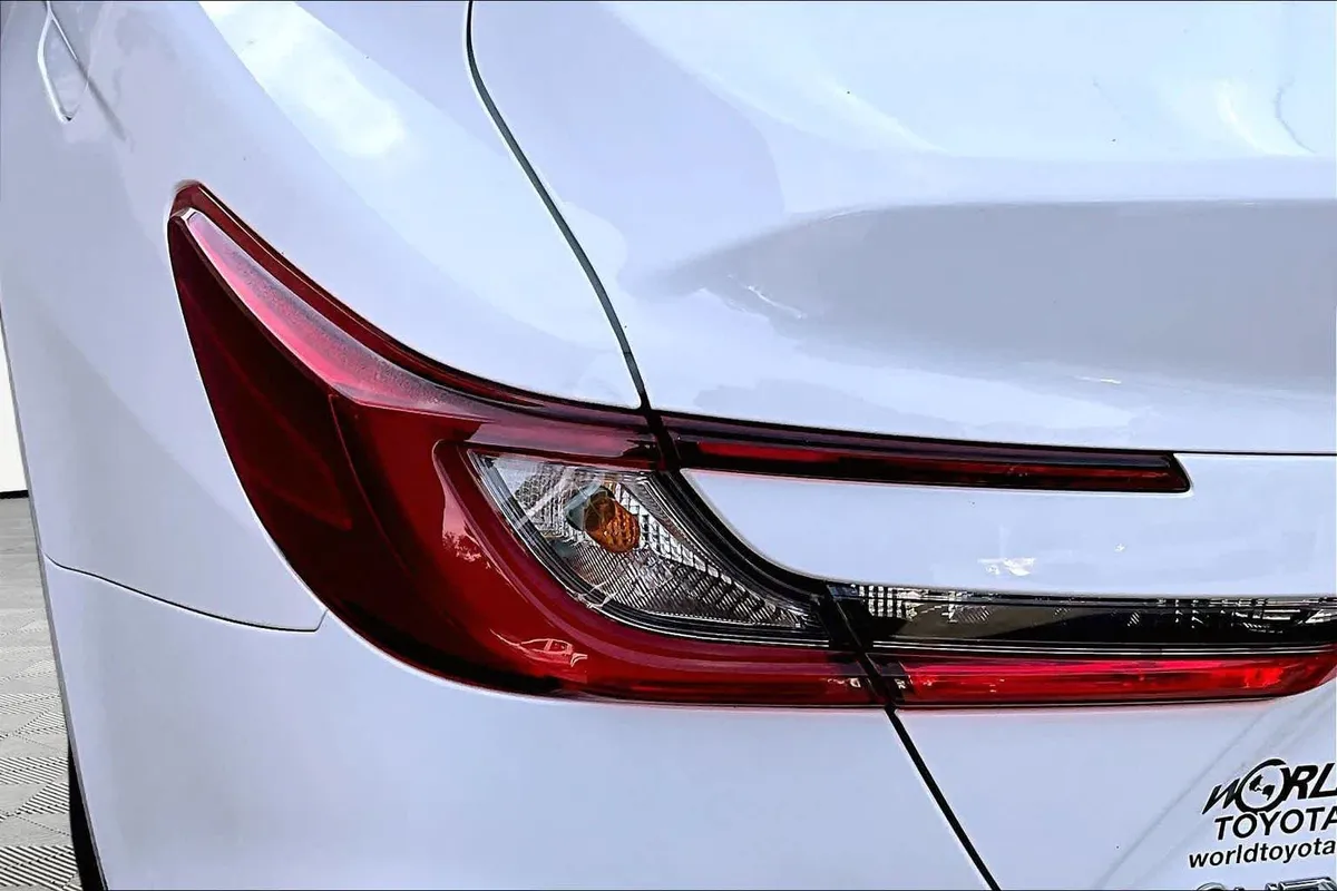 2025 Toyota Camry LE thumbnail 29