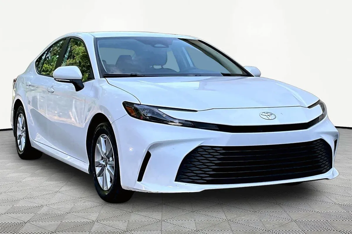 2025 Toyota Camry LE thumbnail 3