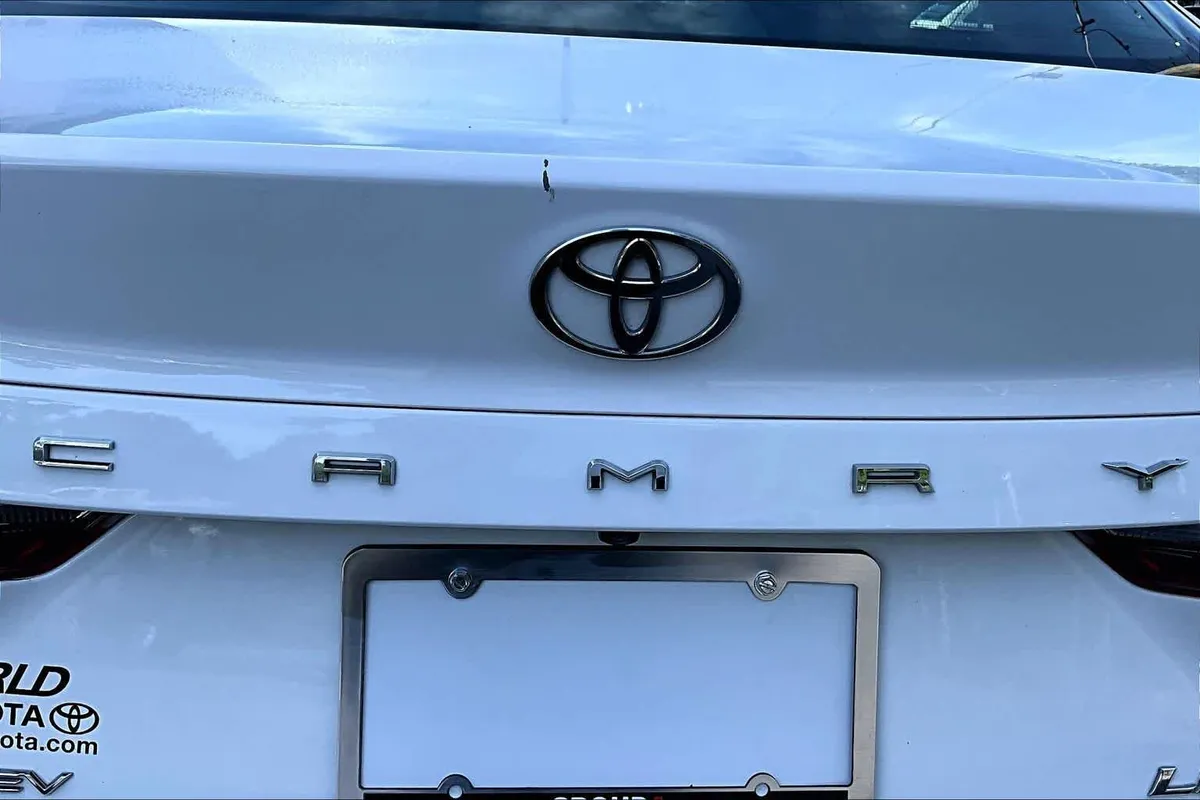 2025 Toyota Camry LE thumbnail 31