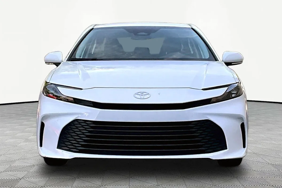 2025 Toyota Camry LE thumbnail 4