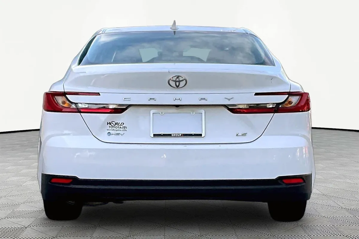 2025 Toyota Camry LE thumbnail 5