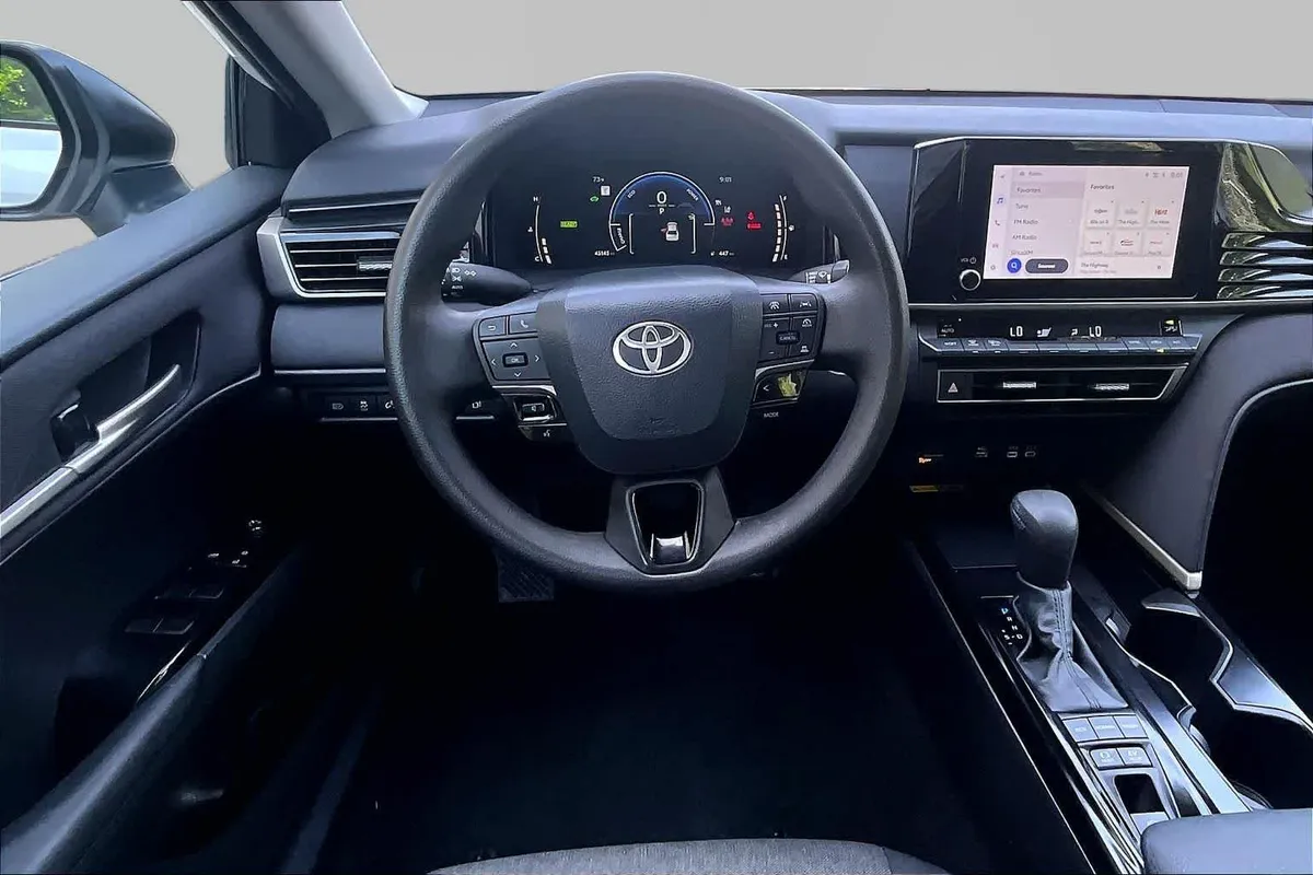 2025 Toyota Camry LE thumbnail 6