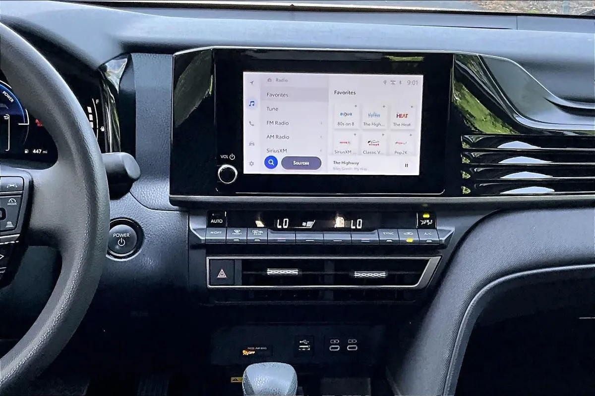 2025 Toyota Camry LE thumbnail 7