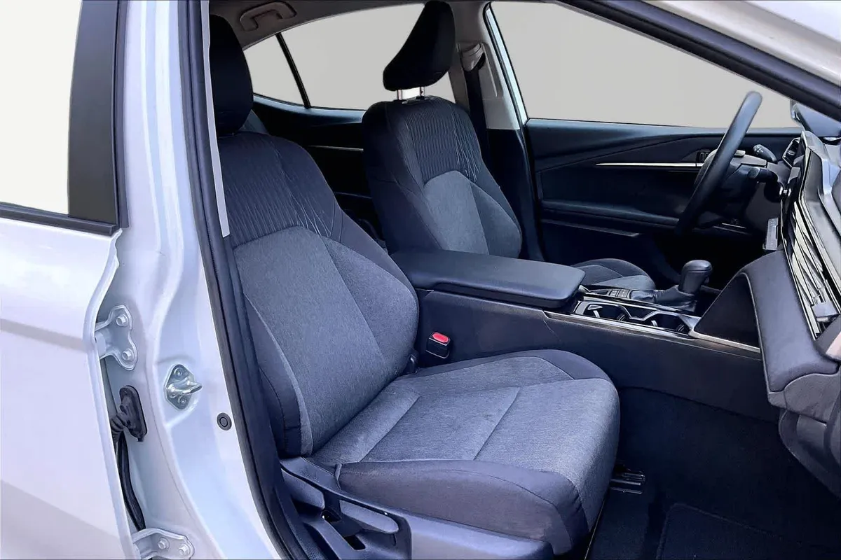 2025 Toyota Camry LE thumbnail 9
