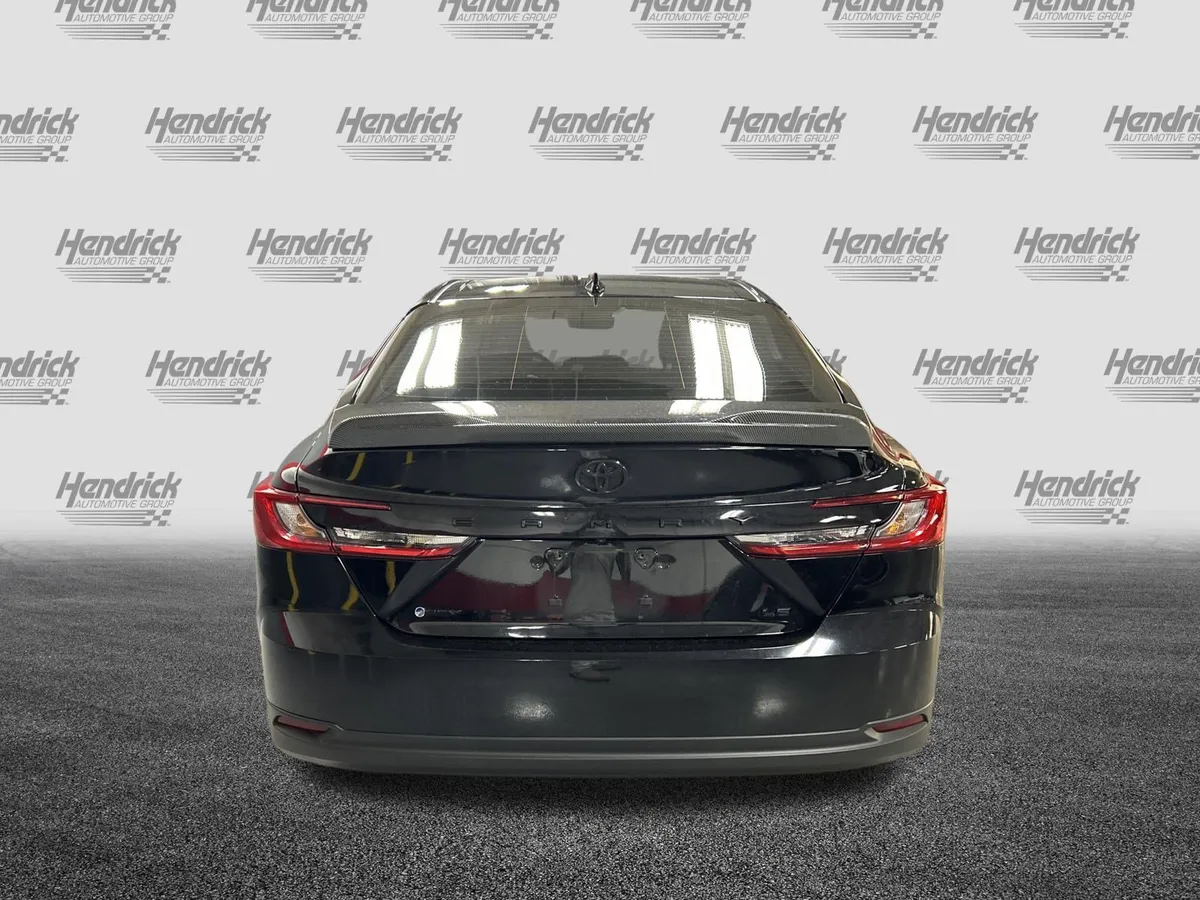 2025 Toyota Camry LE thumbnail 10