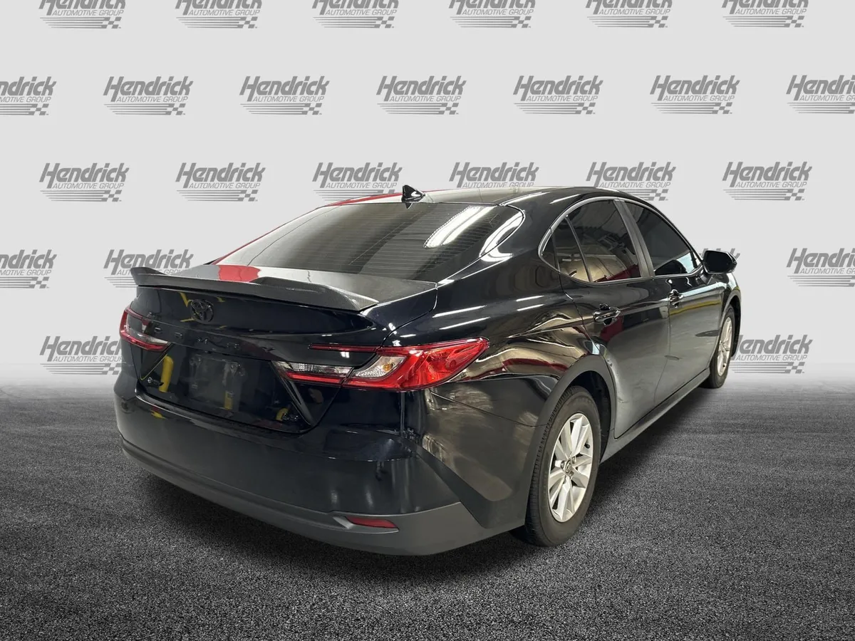 2025 Toyota Camry LE thumbnail 11