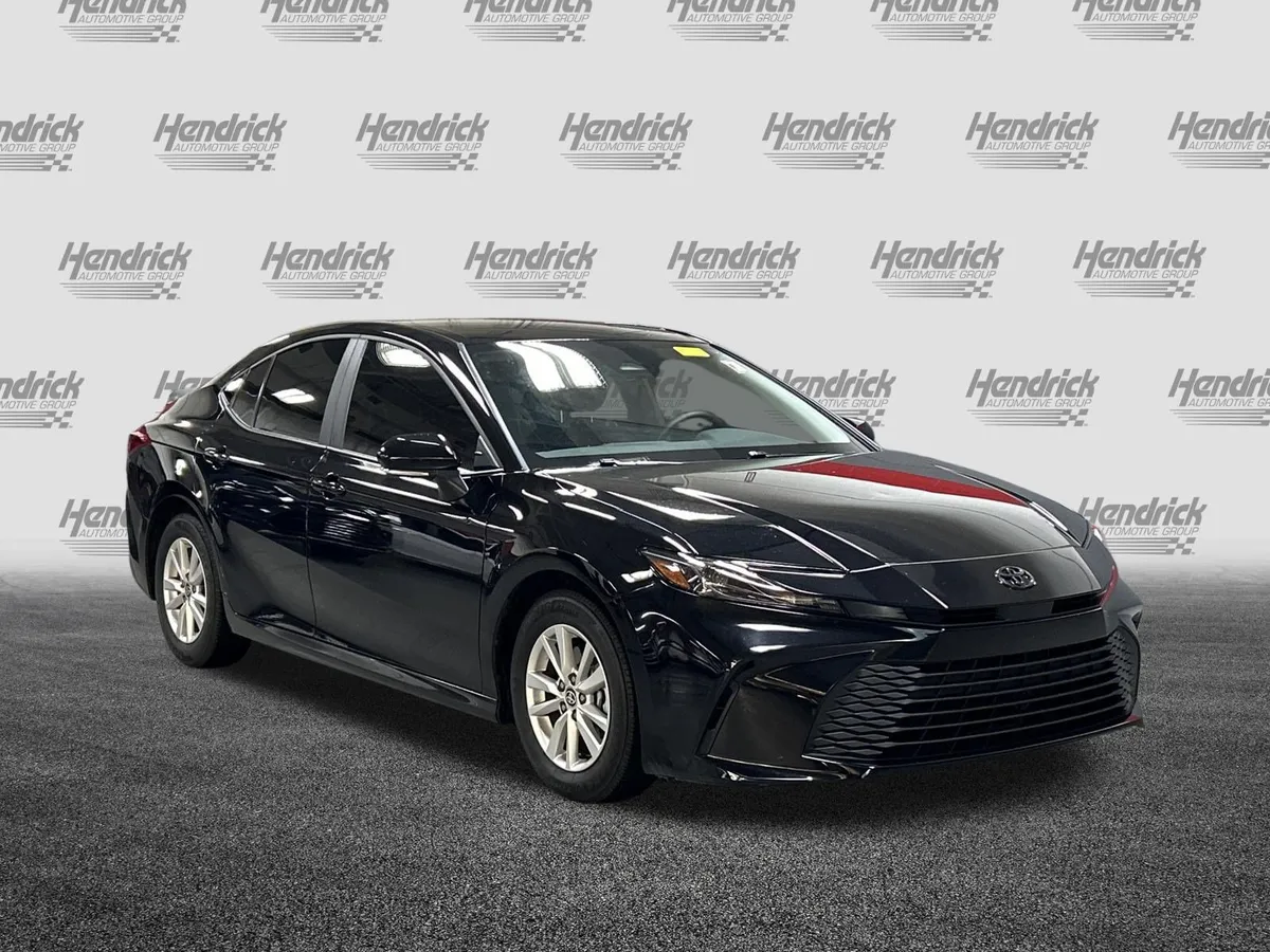 2025 Toyota Camry LE thumbnail 2