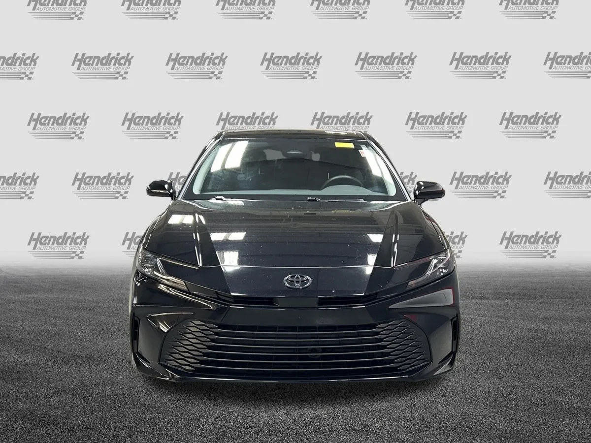 2025 Toyota Camry LE thumbnail 3