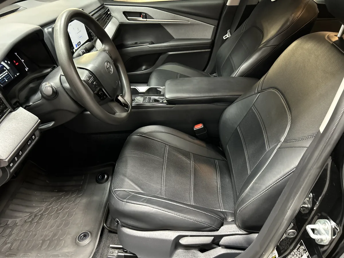 2025 Toyota Camry LE thumbnail 6