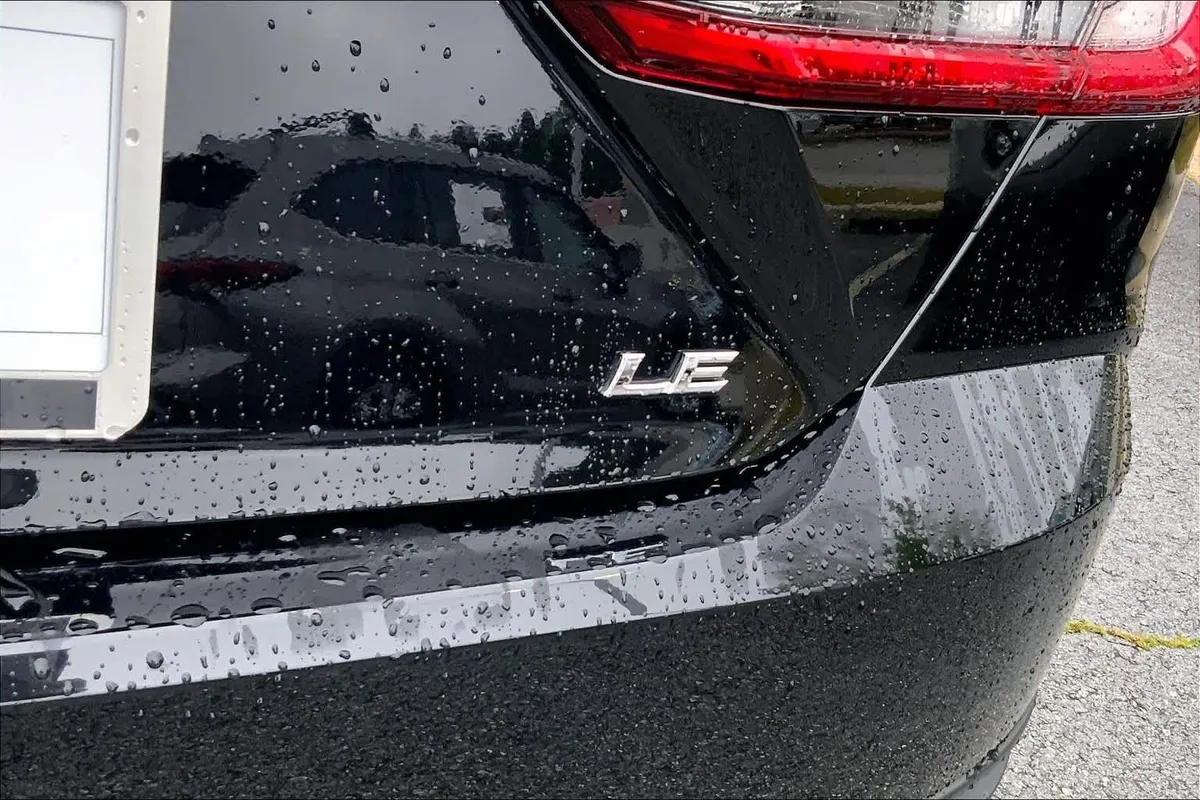 2025 Toyota Camry LE thumbnail 10