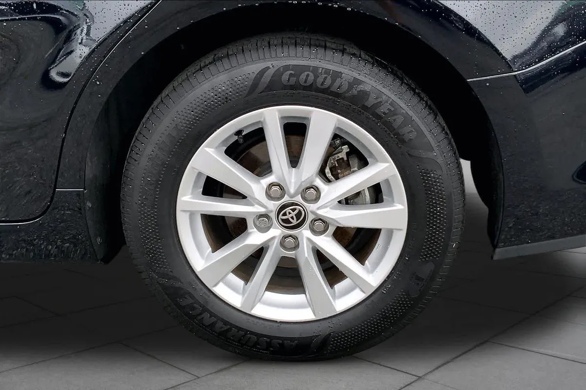 2025 Toyota Camry LE thumbnail 11