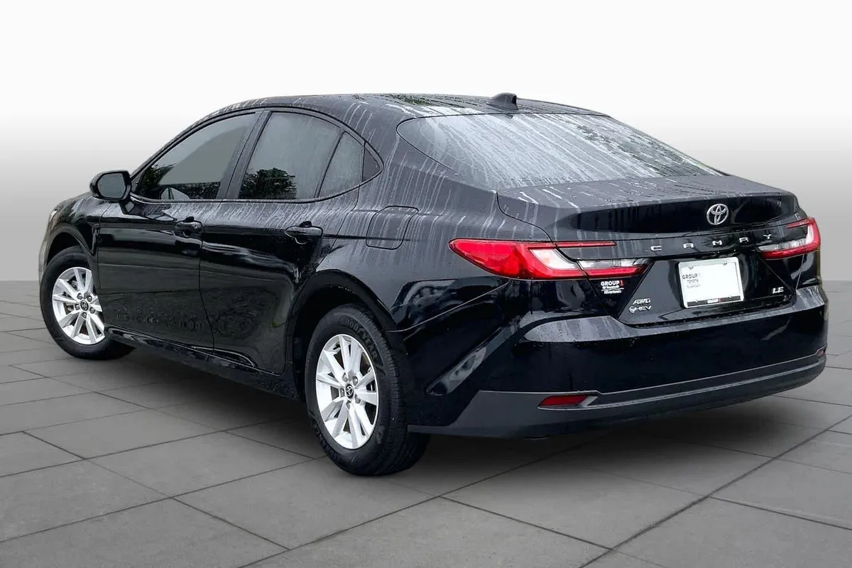 2025 Toyota Camry LE thumbnail 12