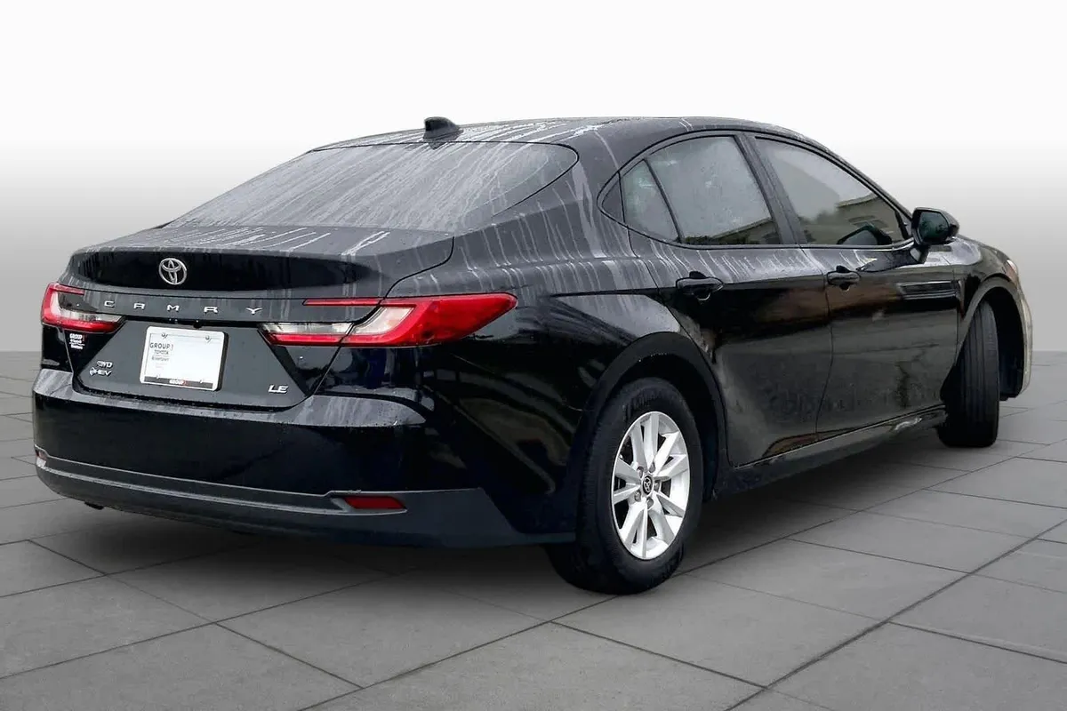 2025 Toyota Camry LE thumbnail 13
