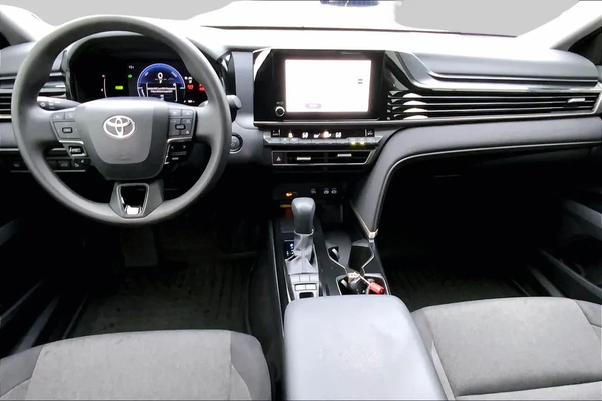 2025 Toyota Camry LE thumbnail 15