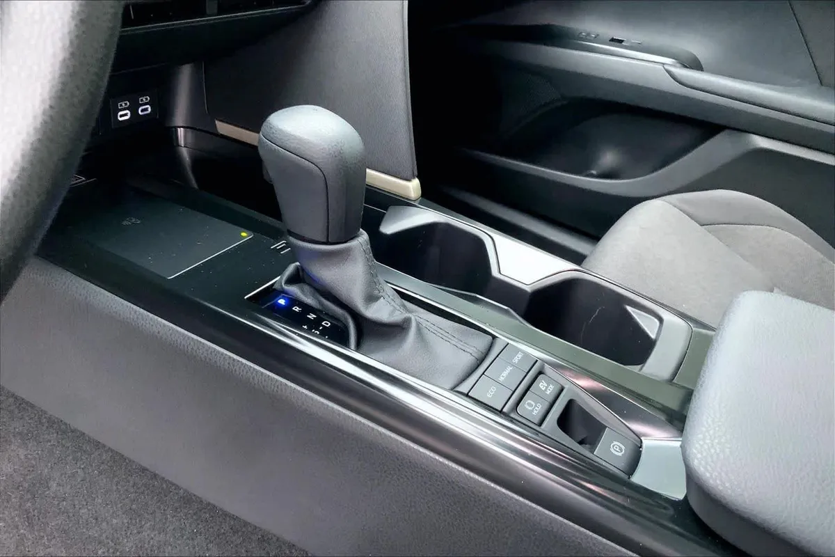 2025 Toyota Camry LE thumbnail 16