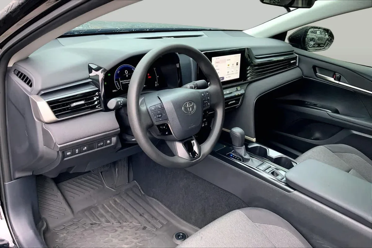 2025 Toyota Camry LE thumbnail 17